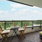 Spacious In With A Desk For Remote Work And A Balcony By Renters Lägenhet