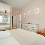 Lägenhet Spacious In With A Desk For Remote Work And A Balcony By Renters
