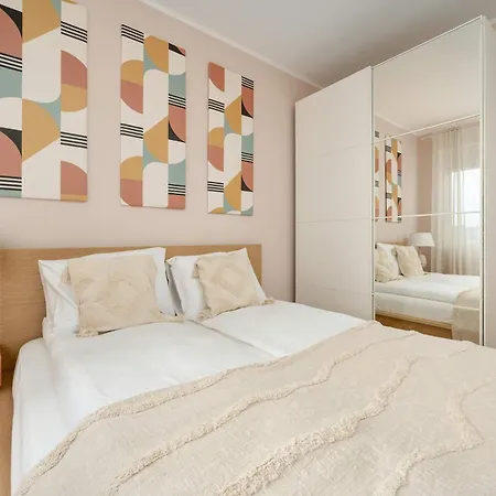 Spacious In With A Desk For Remote Work And A Balcony By Renters *