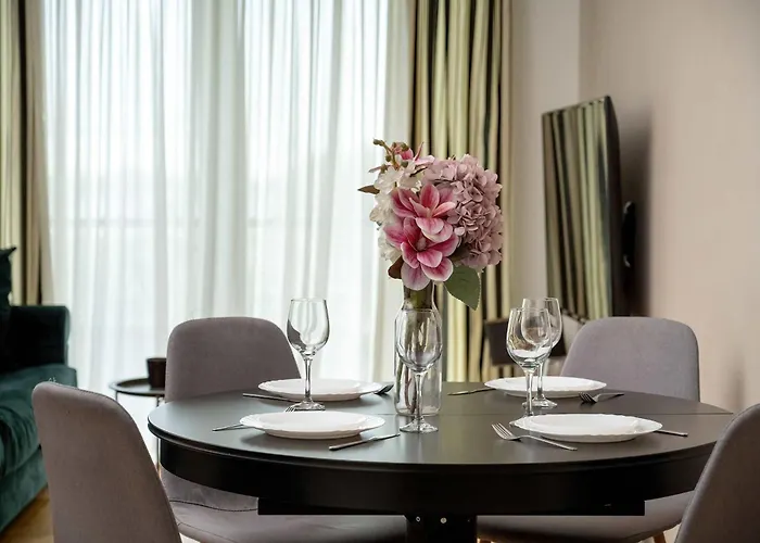 Apartman Spacious In With A Desk For Remote Work And A Balcony By Renters Wrocław