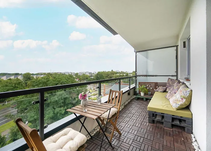 Spacious In With A Desk For Remote Work And A Balcony By Renters *