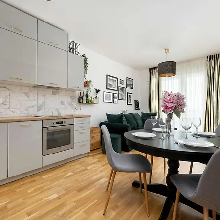 Spacious In Wroclaw With A Desk For Remote Work And A Balcony By Renters Apartament Wrocław